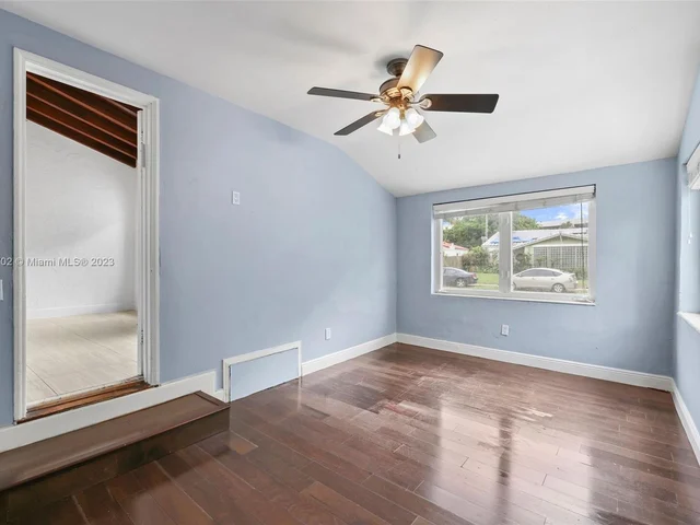 427 W 43rd St, Miami Beach FL 33140