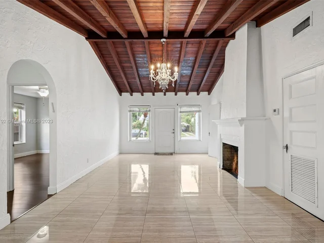 427 W 43rd St, Miami Beach FL 33140