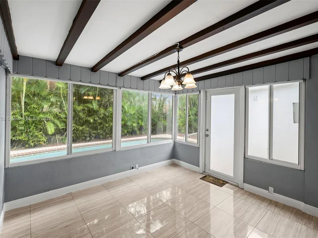 427 W 43rd St, Miami Beach FL 33140