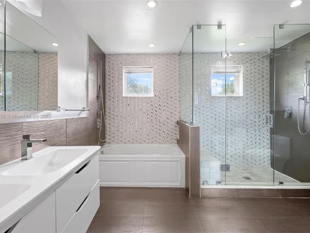 427 W 43rd St, Miami Beach FL 33140