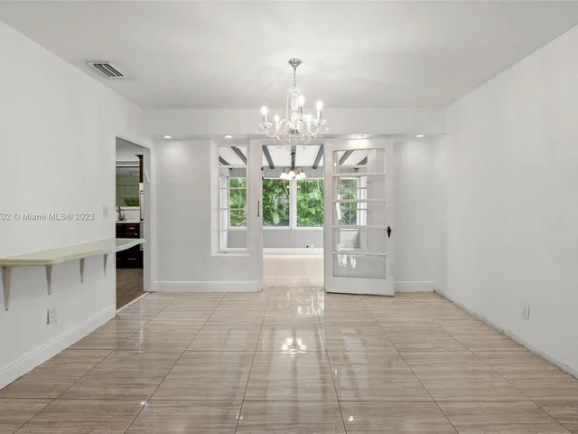 427 W 43rd St, Miami Beach FL 33140