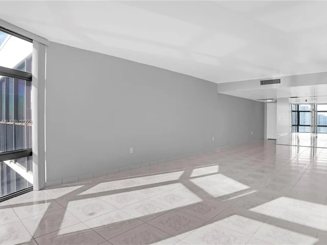 3375 N Country Club Dr, Aventura FL 33180