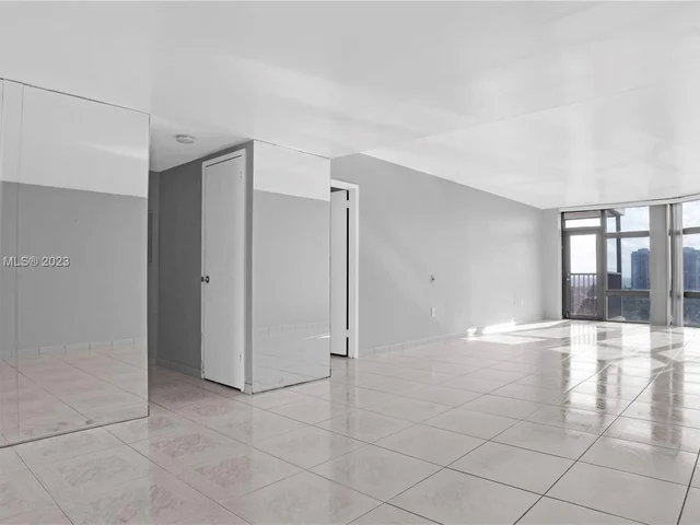 3375 N Country Club Dr, Aventura FL 33180