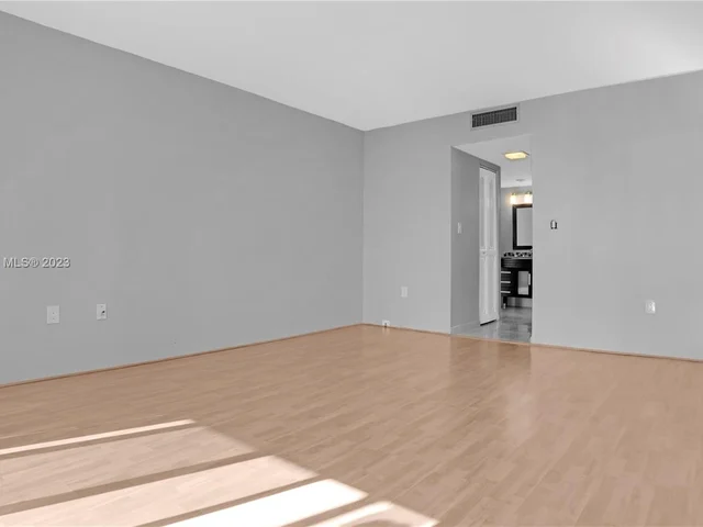 3375 N Country Club Dr, Aventura FL 33180