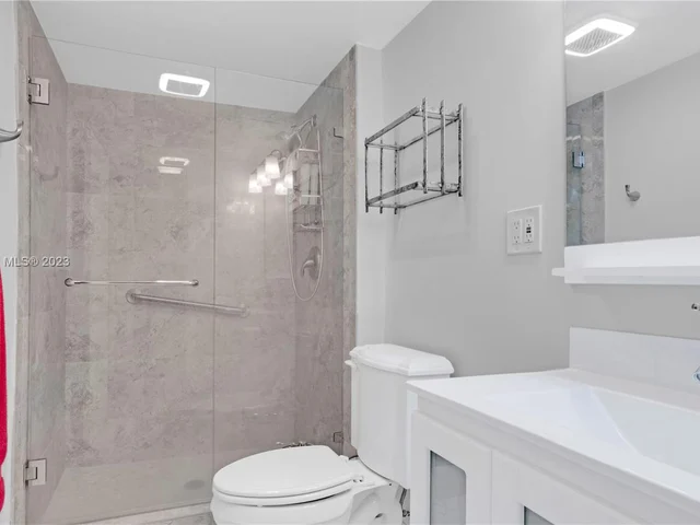 3375 N Country Club Dr, Aventura FL 33180