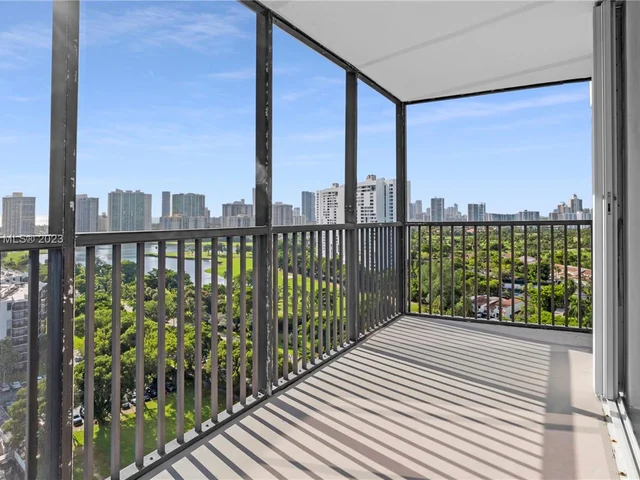 3375 N Country Club Dr, Aventura FL 33180