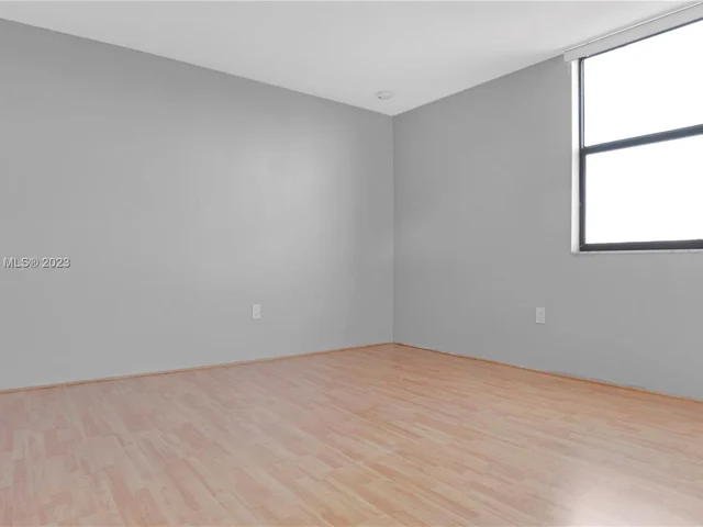 3375 N Country Club Dr, Aventura FL 33180