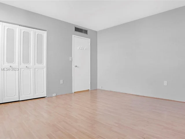 3375 N Country Club Dr, Aventura FL 33180