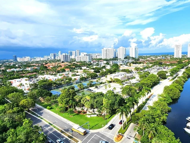 3375 N Country Club Dr, Aventura FL 33180