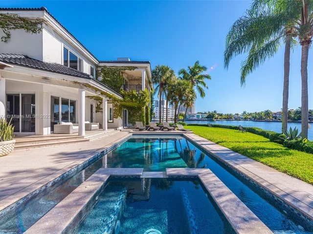 101 Holiday Dr, Hallandale Beach FL 33009