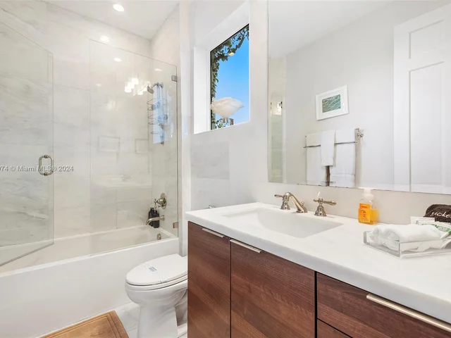 101 Holiday Dr, Hallandale Beach FL 33009