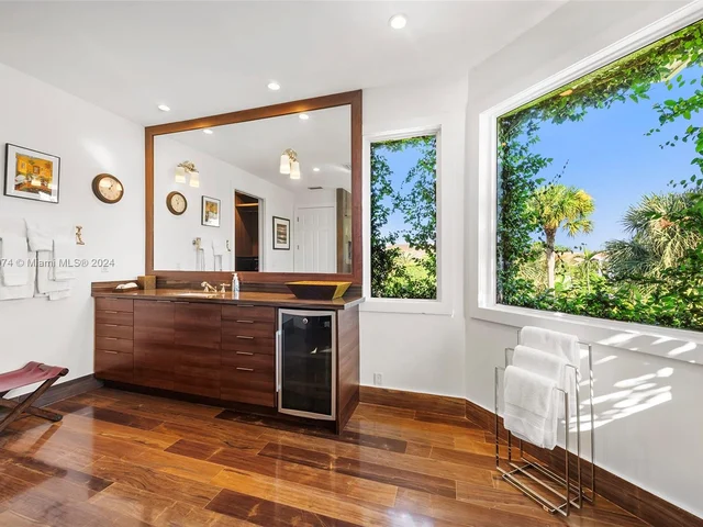 101 Holiday Dr, Hallandale Beach FL 33009