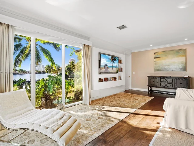 101 Holiday Dr, Hallandale Beach FL 33009