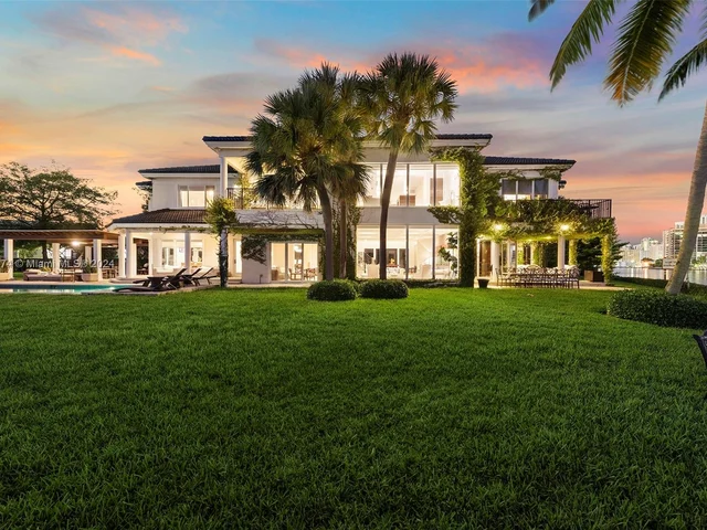 101 Holiday Dr, Hallandale Beach FL 33009