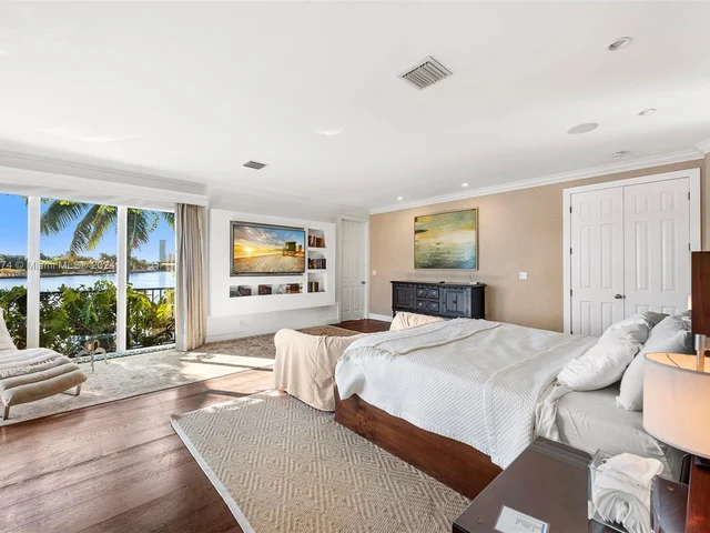 101 Holiday Dr, Hallandale Beach FL 33009