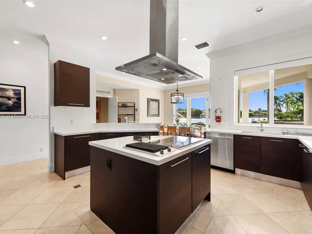 101 Holiday Dr, Hallandale Beach FL 33009