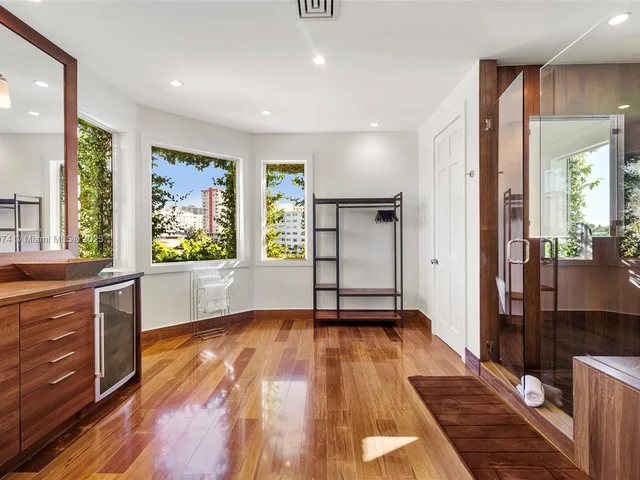 101 Holiday Dr, Hallandale Beach FL 33009