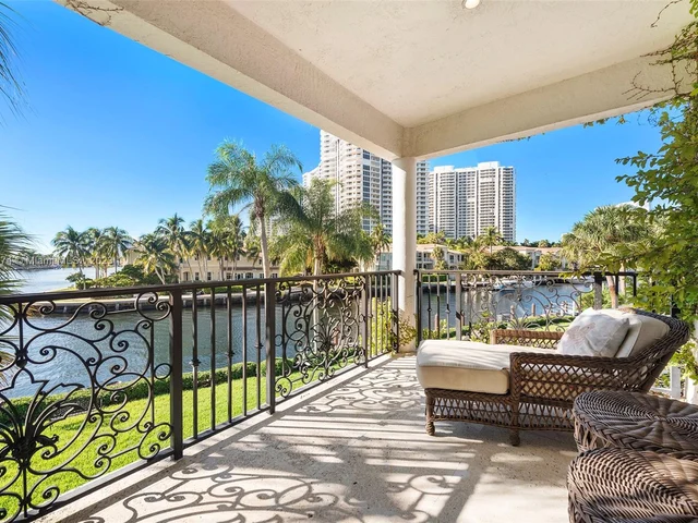 101 Holiday Dr, Hallandale Beach FL 33009