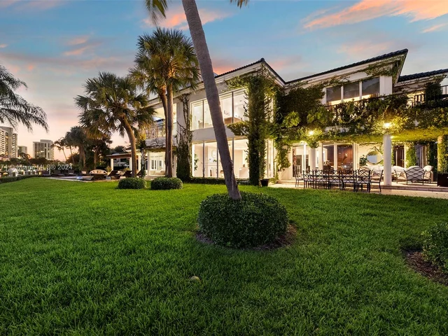 101 Holiday Dr, Hallandale Beach FL 33009