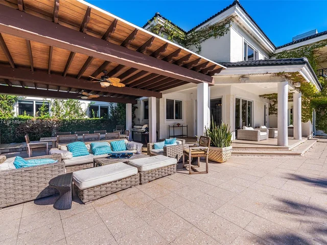 101 Holiday Dr, Hallandale Beach FL 33009