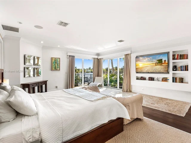 101 Holiday Dr, Hallandale Beach FL 33009