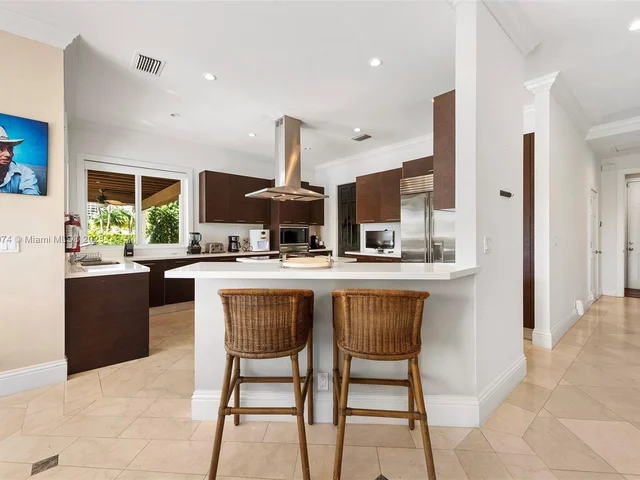 101 Holiday Dr, Hallandale Beach FL 33009