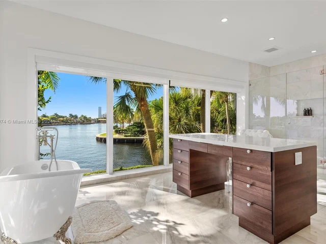 101 Holiday Dr, Hallandale Beach FL 33009