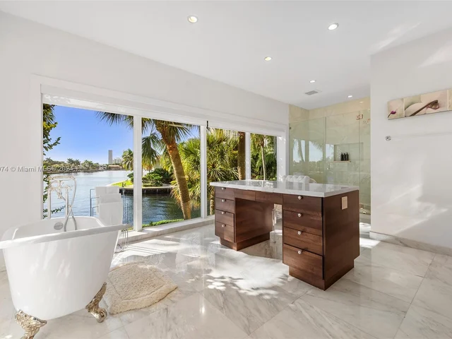 101 Holiday Dr, Hallandale Beach FL 33009