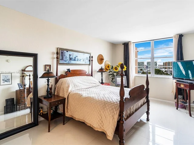 500 Bayview Dr # 731, Sunny Isles Beach FL 33160