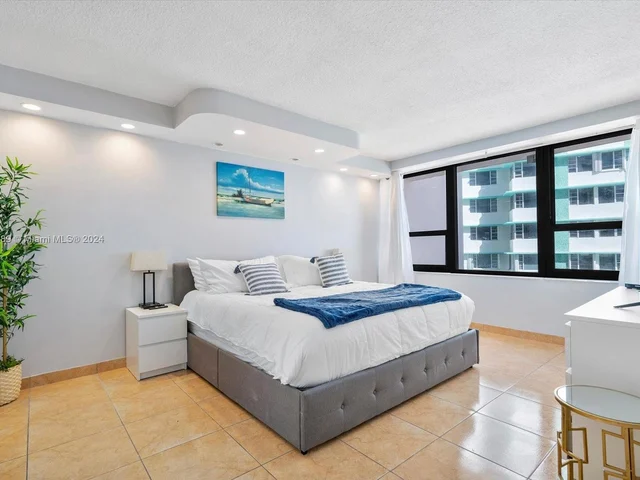 5225 Collins Ave # 910, Miami Beach FL 33140