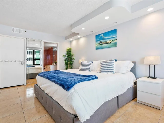 5225 Collins Ave # 910, Miami Beach FL 33140