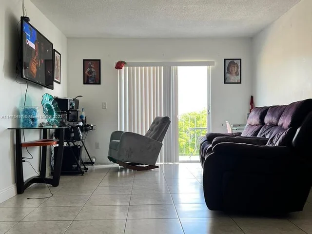 6820 W Flagler St # 409, Miami FL 33144