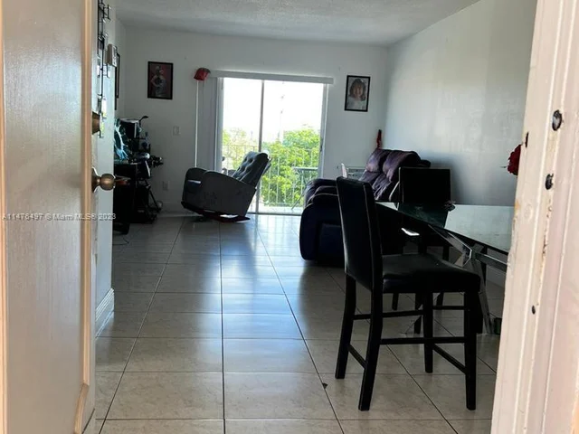 6820 W Flagler St # 409, Miami FL 33144