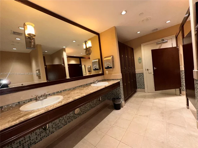 20000 E Country Club Dr # 314, Aventura FL 33180