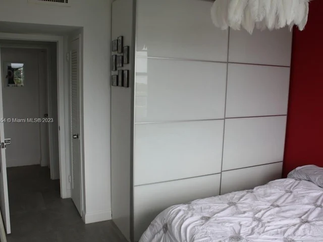 5700 Collins Ave # 16H, Miami Beach FL 33140