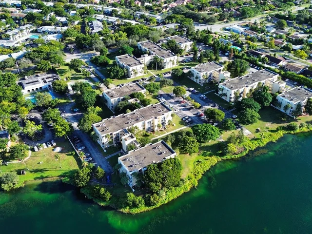 920 NE 199th St # 3S, Miami FL 33179