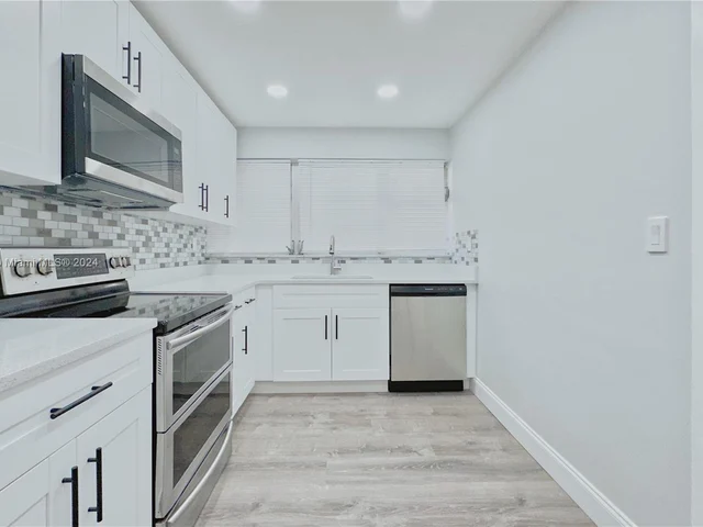 920 NE 199th St # 3S, Miami FL 33179