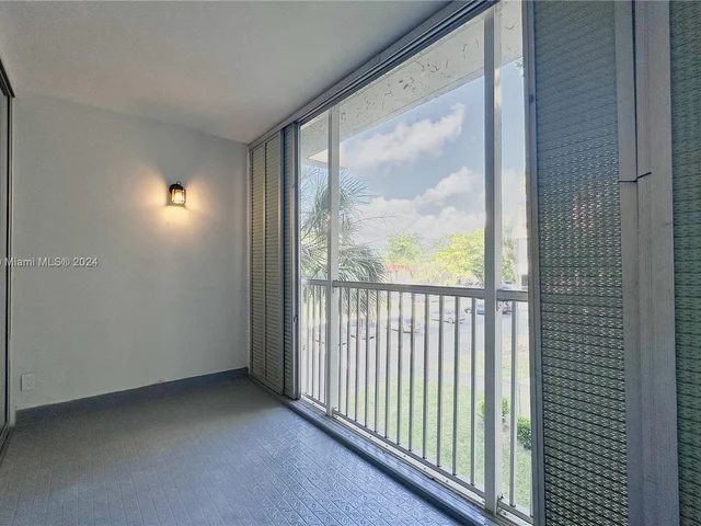 920 NE 199th St # 3S, Miami FL 33179