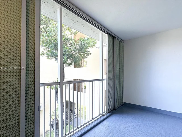 920 NE 199th St # 3S, Miami FL 33179