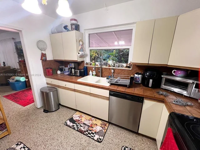 1675 NE 169th St, North Miami Beach FL 33162