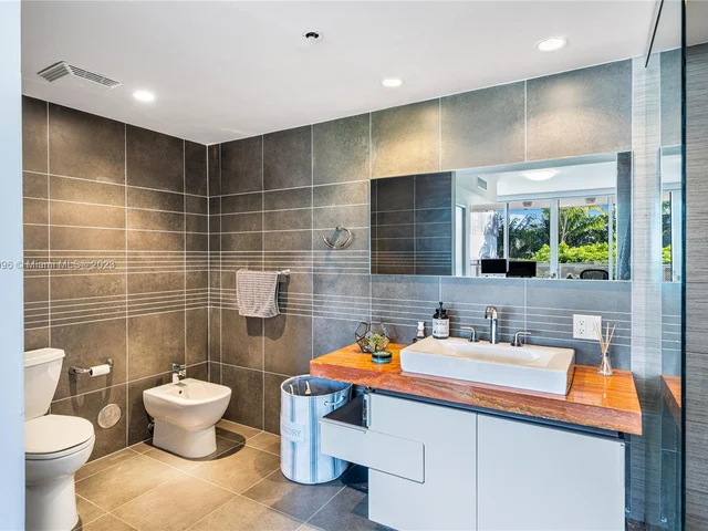 2155 Washington Ct # 307, Miami Beach FL 33139