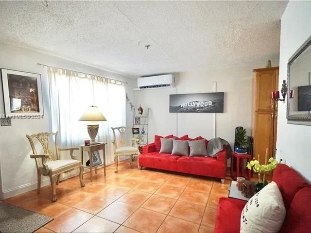 6103 Monroe St, Hollywood FL 33023