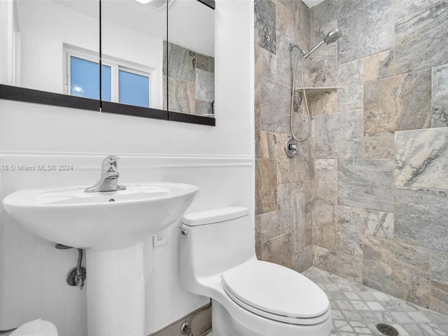 755 N Northlake Dr, Hollywood FL 33019