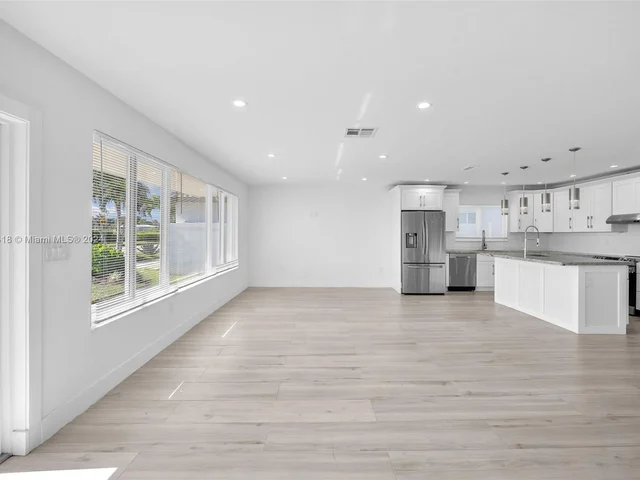 755 N Northlake Dr, Hollywood FL 33019