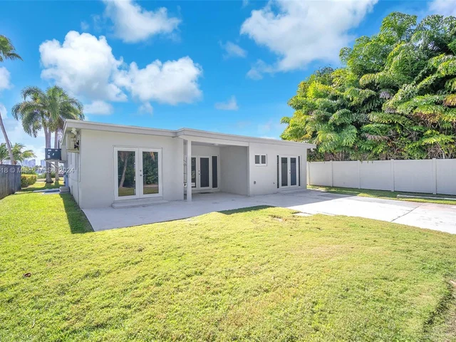 755 N Northlake Dr, Hollywood FL 33019