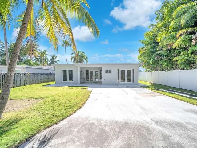 755 N Northlake Dr, Hollywood FL 33019