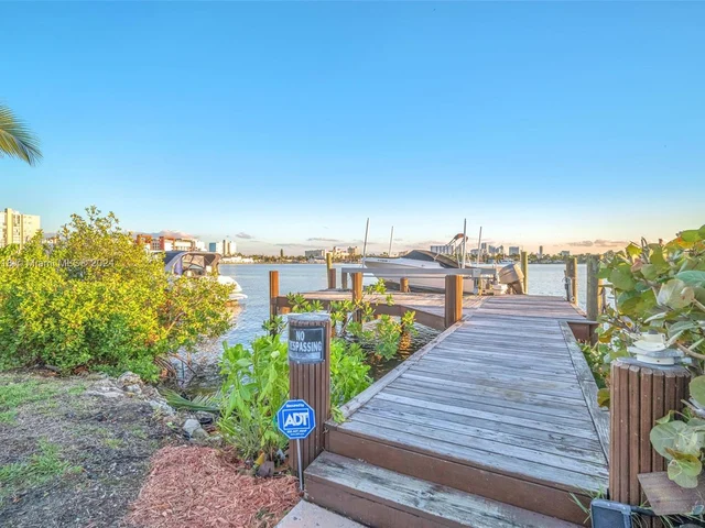 755 N Northlake Dr, Hollywood FL 33019