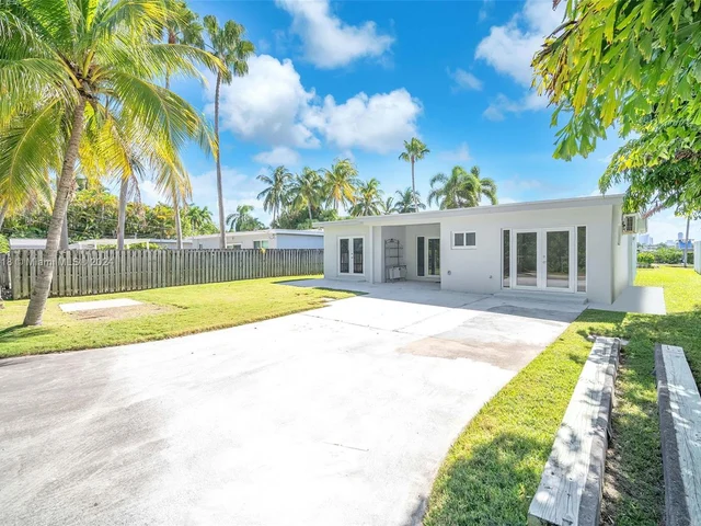 755 N Northlake Dr, Hollywood FL 33019