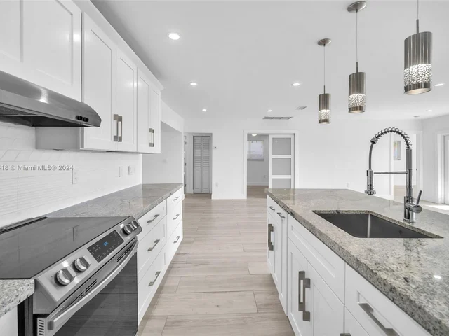 755 N Northlake Dr, Hollywood FL 33019