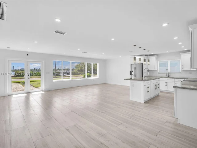 755 N Northlake Dr, Hollywood FL 33019